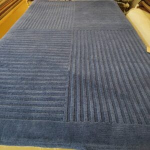 Viiva käsinsolmittu villamatto, sininen