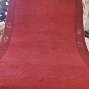 Käsinsolmittu villamatto, punainen