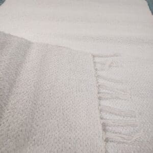 Kotimainen puuvillamatto, valkoinen