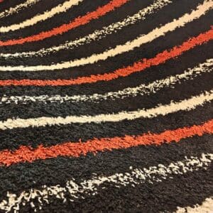 Modern shaggy nukkamatto, puna-musta-valkoinen