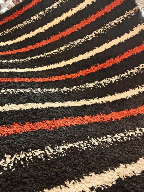 Modern shaggy nukkamatto, puna-musta-valkoinen