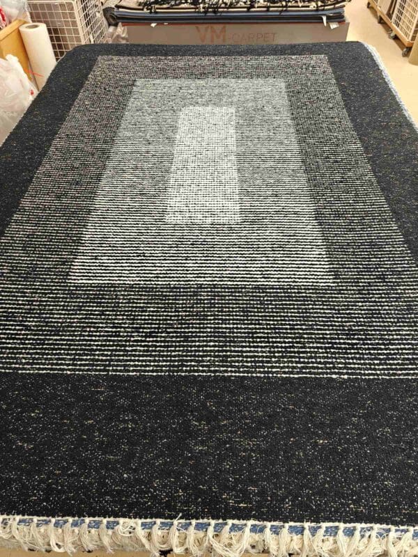 Kotimainen Salonki puuvillamatto, musta