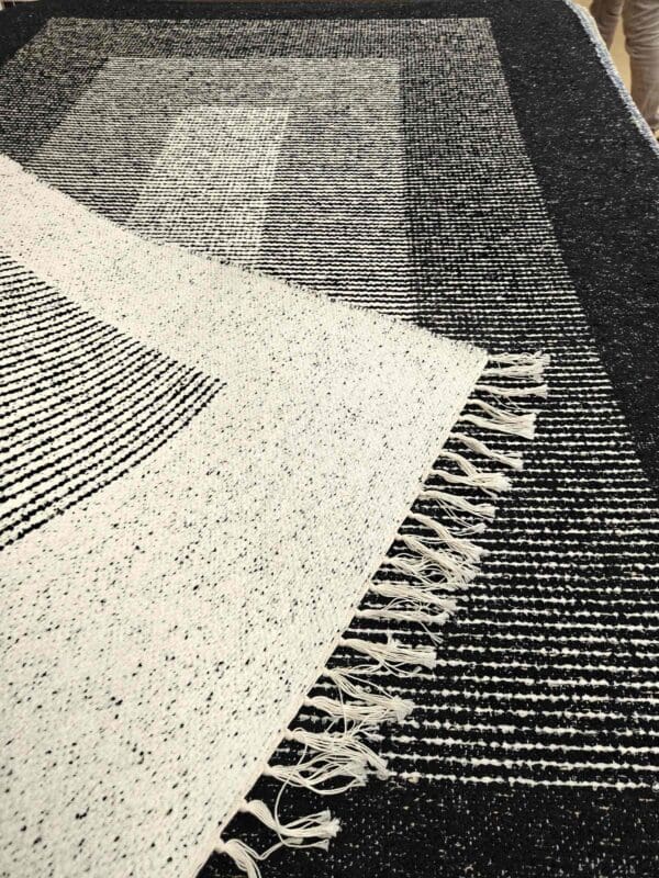 Kotimainen Salonki puuvillamatto, musta - Image 2