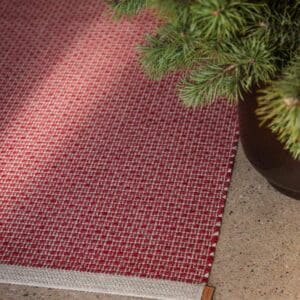 Nils, dark red