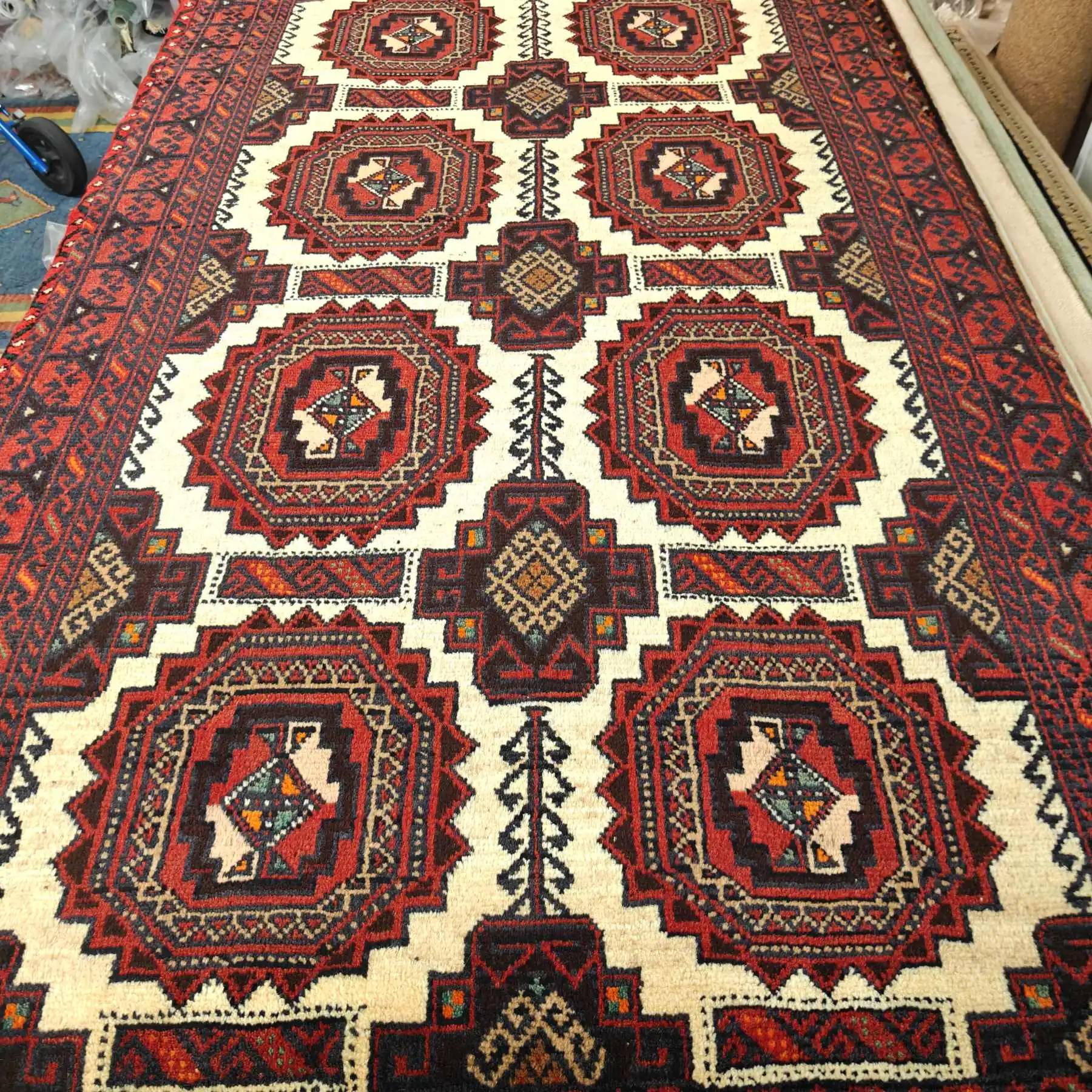 Käsinsolmittu iranilainen villamatto, Balutch