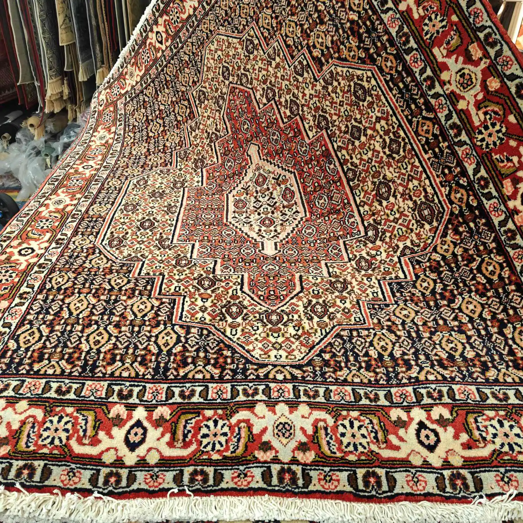 Käsinsolmittu villamatto, Seneh