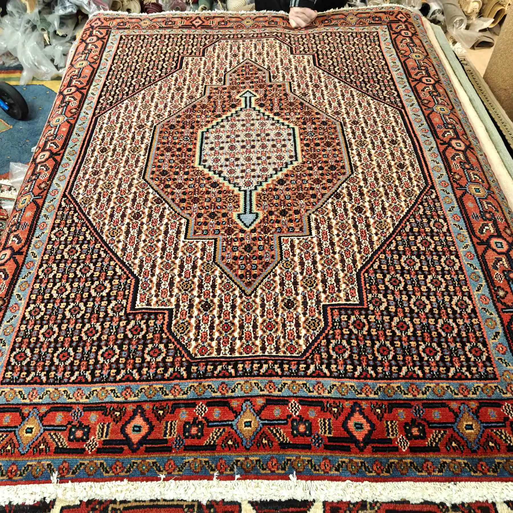 Käsinsolmittu villamatto, Seneh